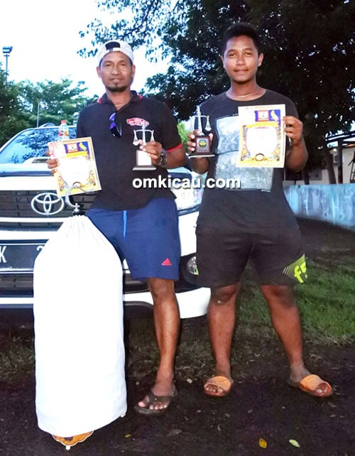 Om Ujang dan lovebird Susi