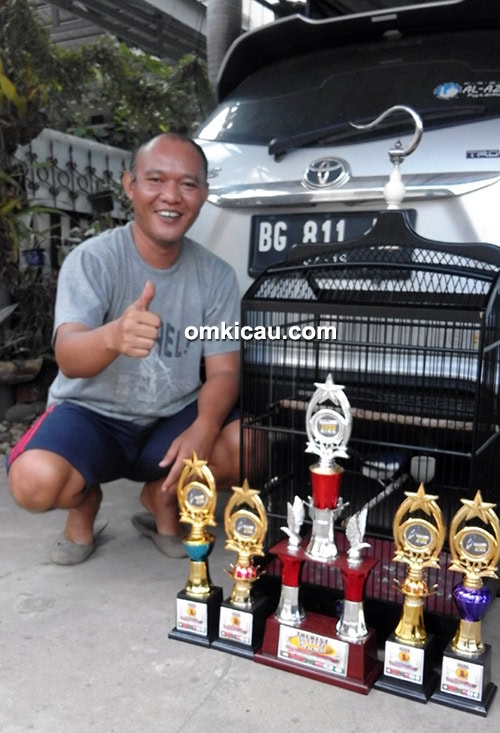 Om Ojon, pemilik kacer D5