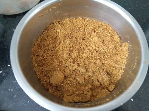 Ground Puliyodharai podi