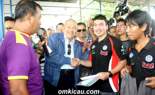 GUBERNUR SUMSEL ALEX NURDIN MEMBERIKAN UCAPAN SELAMAT KEPADA M KHADAFI.