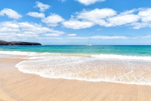 Lanzarote es uno de los destinos de playa para viajar en pareja más bonitos