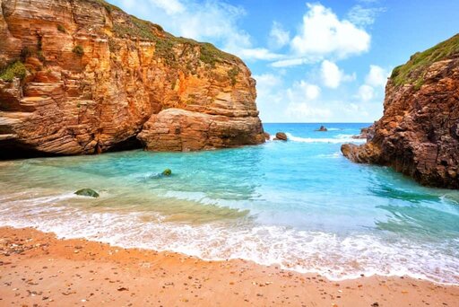 La playa de las Catedrales es uno de los lugares para viajar en pareja en España con playa más bonitos