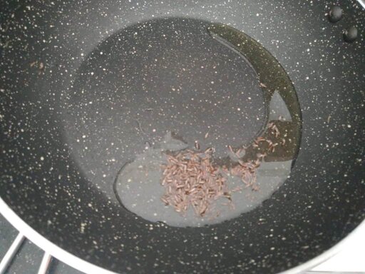 Tempering of cumin seeds in oil