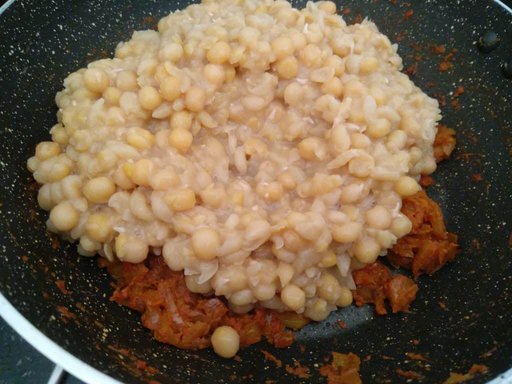 Cooked White peas with Onion Tomato Gravy