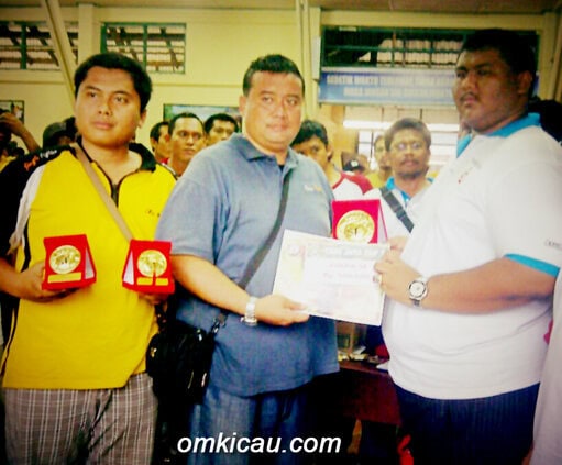 DAMAR DAN DICKO MENERIMA PENGHARGAAN ATAS PRESTASI FANTASTIS YANG DIRAIH KACER SOLO BERRICK DI BALIKPAPA.