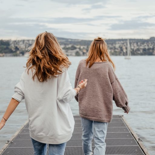 To ugifte og single på en brygge som lurer på om de trenger testament for single og ugifte.