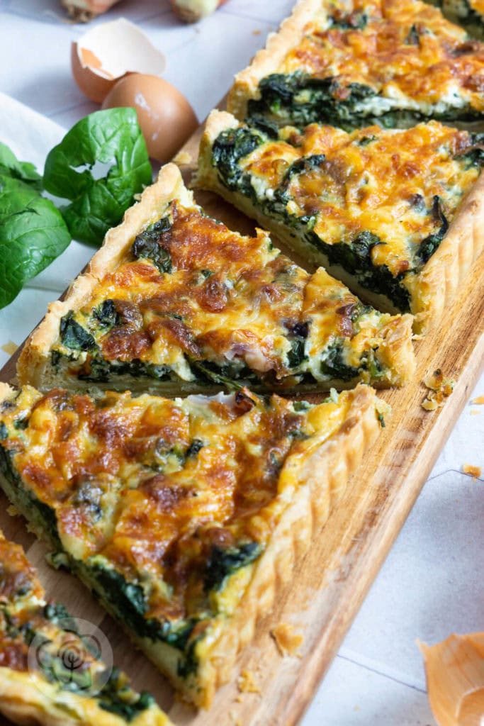Spinatquiche - Grünes zu Ostern 5 Einfache Gemüse Quiche aus Blattspinat und knusprigem Mürbteig. Ein schnelles und leckeres Rezept für den Frühling. Die Spinatquiche passt auch super zum Osterbrunch. Küchentraum & Purzelbaum