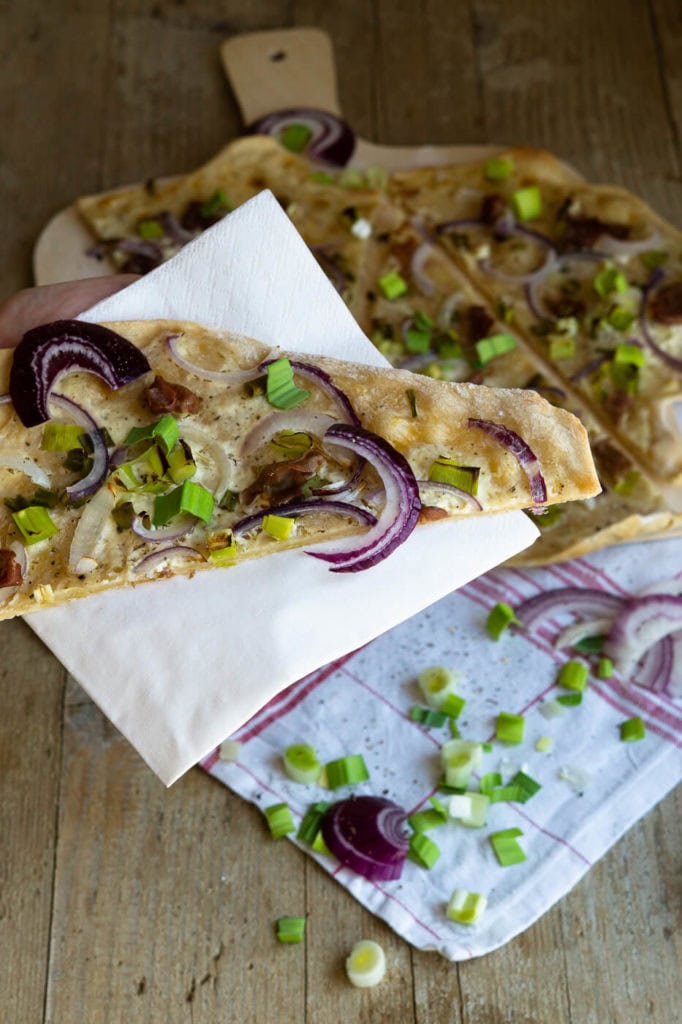 Flammkuchen - All you need is 4 Leckerer Flammkuchen mit Sauerteig mit roten Zwiebeln, Lauch und Speck. Nie mehr Sauerteigreste!
Küchentraum & Purzelbaum