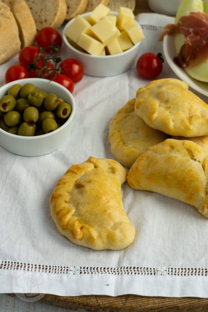 Vegetarische Empanadas 2 Diese vegetarischen Empanadas oder Empanadillas sind ein leckeres und einfaches Fingerfood. Dieser Snack macht sich auf gut auf dem Tapas Buffet. Küchentraum & Purzelbaum | #tapas | #empanadas | #vegetarisch