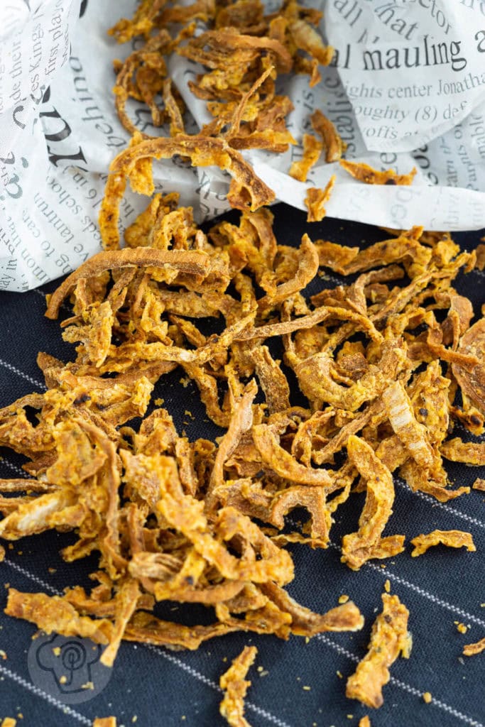 Röstzwiebeln aus der Heißluftfritteuse 4 Röstzwiebeln selber machen geht ganz einfach in der Heißluftfritteuse. Sie schmecken nicht nur besser als die gekauften, sie sind auch gesünder. Mit den Zwiebeln könnt ihr viele Gerichte verfeinern. Küchentraum & Purzelbaum | #röstzwiebeln | #heißluftfritteuse | #zwiebeln