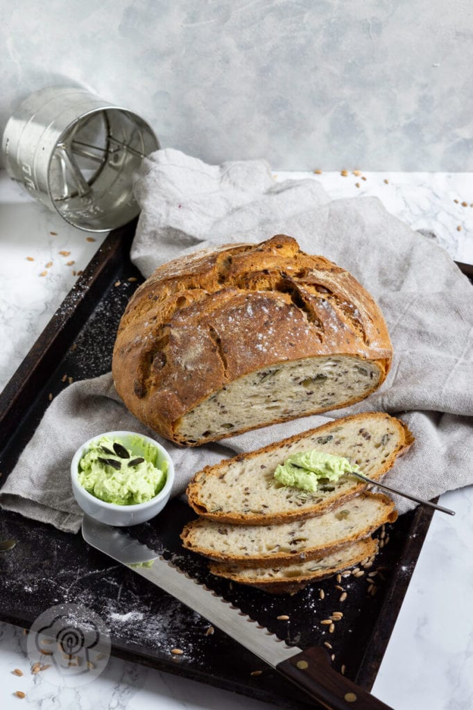 Dinkelbrot mit Joghurt und Kernen 5 DInkelbrot mit Joghurt und Kernen aufgeschnitten, mit Frischkäseaufstrich