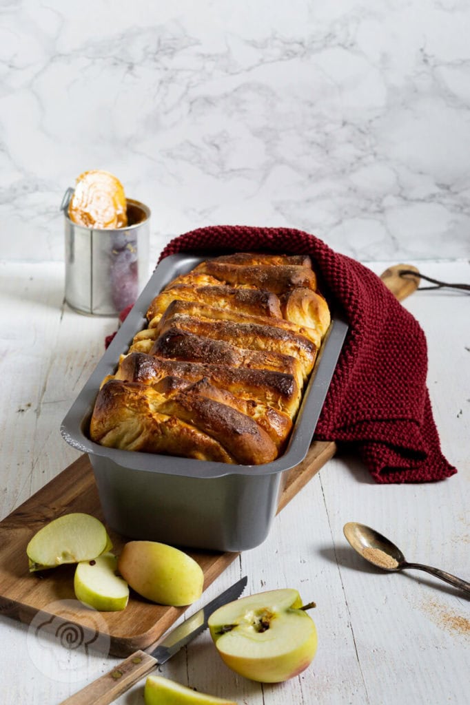 Pull Apart Bread mit Apfel 3 Rezept zum Backen: Süßes Pull Apart Bread mit Äpfeln und Dulce de leche. Probiert den Partyklassiker doch einfach mal süß. Ihr werdet begeistert sein. Küchentraum & Purzelbaum