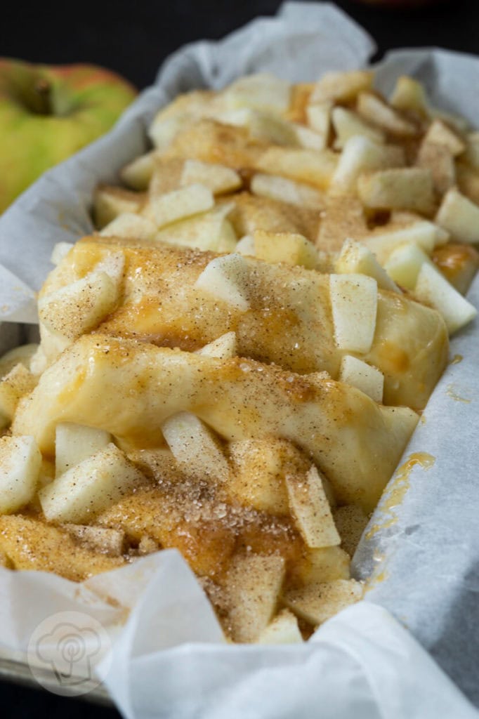 Pull Apart Bread mit Apfel 5 Rezept zum Backen: Süßes Pull Apart Bread mit Äpfeln und Dulce de leche. Probiert den Partyklassiker doch einfach mal süß. Ihr werdet begeistert sein. Küchentraum & Purzelbaum