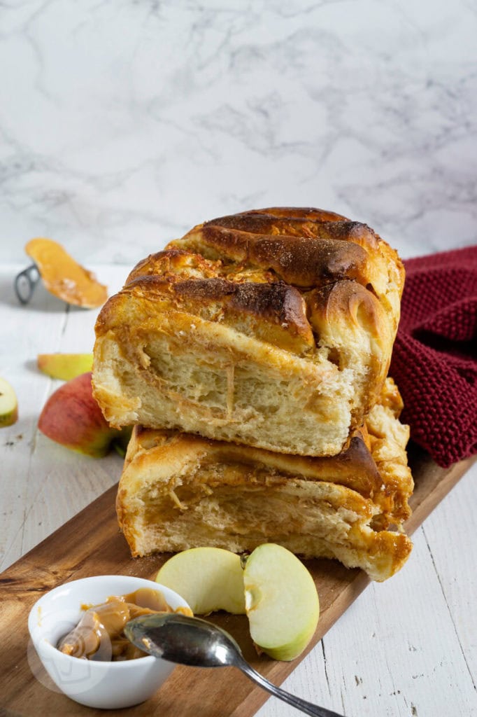 Pull Apart Bread mit Apfel 4 Rezept zum Backen: Süßes Pull Apart Bread mit Äpfeln und Dulce de leche. Probiert den Partyklassiker doch einfach mal süß. Ihr werdet begeistert sein. Küchentraum & Purzelbaum