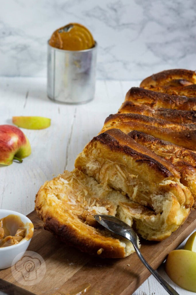 Pull Apart Bread mit Apfel 6 Rezept zum Backen: Süßes Pull Apart Bread mit Äpfeln und Dulce de leche. Probiert den Partyklassiker doch einfach mal süß. Ihr werdet begeistert sein. Küchentraum & Purzelbaum