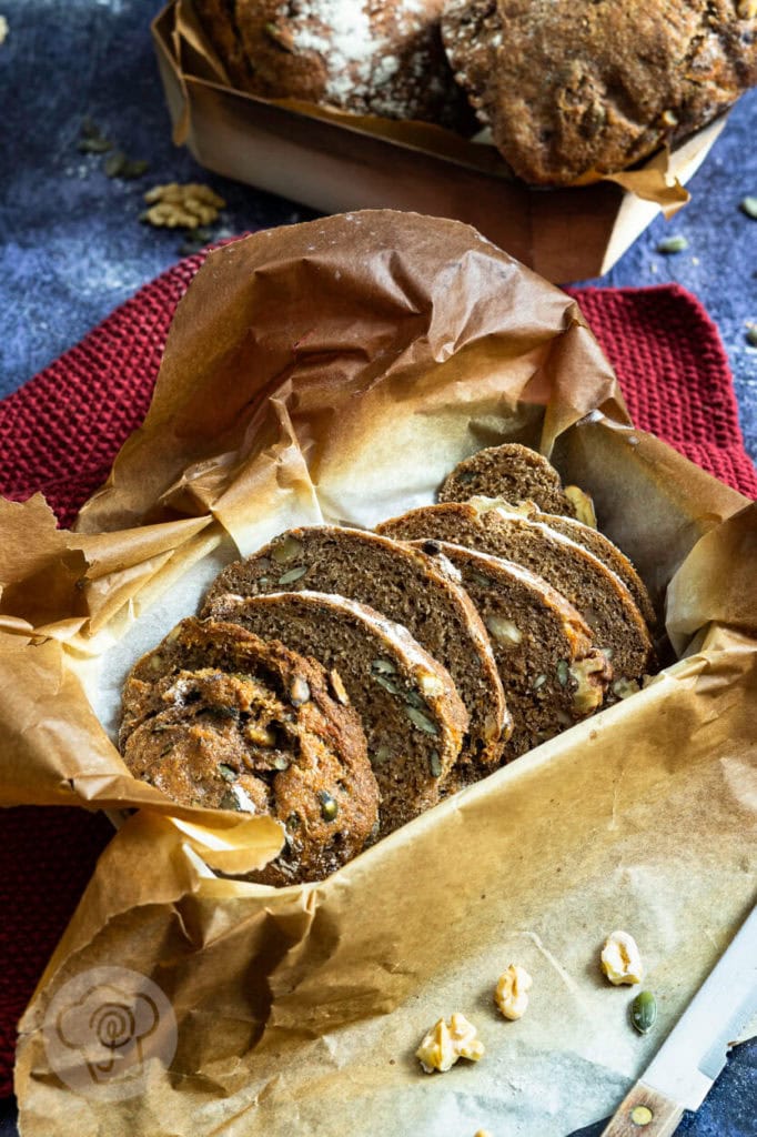 Dinkelvollkornbrot mit Karotten 4 Brot backen: Rezept für ein saftiges Dinkelvollkornbrot mit Karotten und Walnüssen. So einfach kann Brot backen sein. Küchentraum & Purzelbaum
