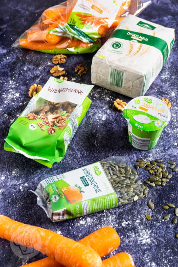 Dinkelvollkornbrot mit Karotten 3 Brot backen: Rezept für ein saftiges Dinkelvollkornbrot mit Karotten und Walnüssen. So einfach kann Brot backen sein. Küchentraum & Purzelbaum