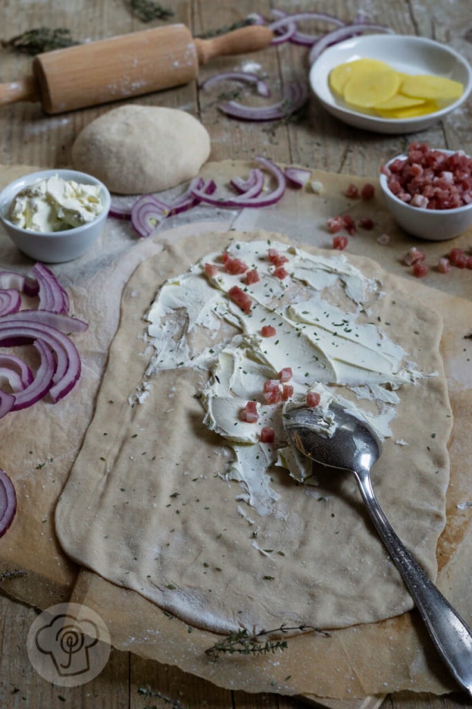 Tarte Flambée - Flammkuchen 4 Tarte flambée oder Flammkuchen. Wer kennt sie nicht diese französische Spezialität. Sie ist schnell gemacht und unheimlich lecker. Probiert das Rezept unbedingt mal aus und holt euch ein bisschen Paris nach Hause. Küchentraum & Purzelbaum