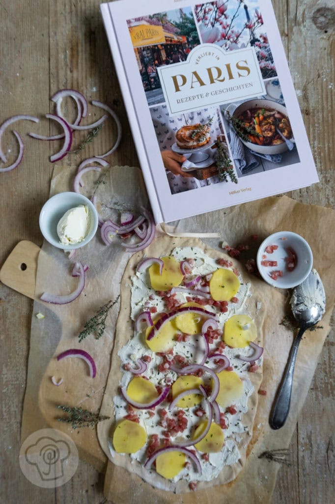 Tarte Flambée - Flammkuchen 2 Tarte flambée oder Flammkuchen. Wer kennt sie nicht diese französische Spezialität. Sie ist schnell gemacht und unheimlich lecker. Probiert das Rezept unbedingt mal aus und holt euch ein bisschen Paris nach Hause. Küchentraum & Purzelbaum
