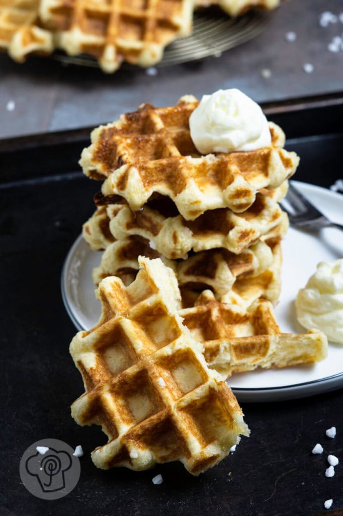 Lütticher Waffeln 3 Heute habe ich für euch Lütticher Waffeln - Liege Waffles. Das sind belgische Hefe-Waffeln mit Hagelzucker. Diese Waffeln aus Hefeteig müsst ihr probiert haben. Dazu passt rote Grütze und Sahne. Küchentraum & Purzelbaum