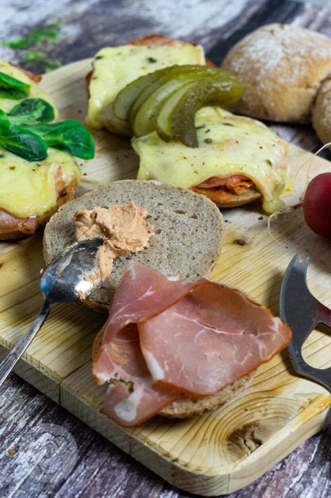 Überbackene Brötchen - Brotzeit 4 Leckere und schnelle überbackene Brötchen mit Bacon und Käse. Diese überbackenen Vinschgauer sorgen für Abwechlsung bei Brotzeit, Vesper oder Jause. Küchentraum & Purzelbaum