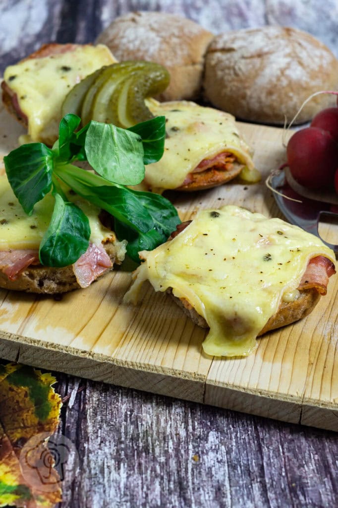 Überbackene Brötchen - Brotzeit 5 Leckere und schnelle überbackene Brötchen mit Bacon und Käse. Diese überbackenen Vinschgauer sorgen für Abwechlsung bei Brotzeit, Vesper oder Jause. Küchentraum & Purzelbaum