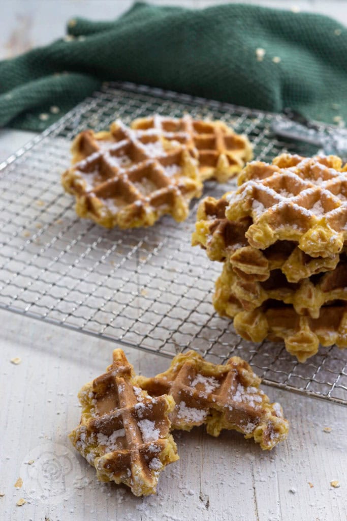 Apfelwaffeln ohne Zucker 4 Gesunde Waffeln mit Äpfeln, Nüssen und Haferflocken. Diese leckeren Apfelwaffeln ohne Zucker sind ganz einfach und schnell gemacht. Ideal auch für Babys und Kleinkinder. Küchentraum & Purzelbaum