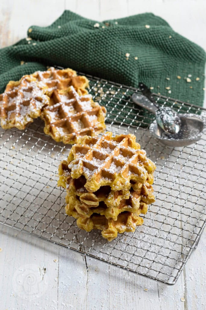 Apfelwaffeln ohne Zucker 5 Gesunde Waffeln mit Äpfeln, Nüssen und Haferflocken. Diese leckeren Apfelwaffeln ohne Zucker sind ganz einfach und schnell gemacht. Ideal auch für Babys und Kleinkinder. Küchentraum & Purzelbaum