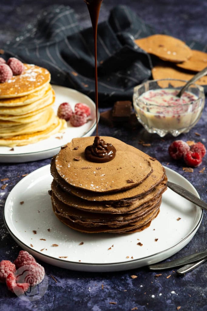 Einfache Pancakes mit Schokolade 6 Leckere und einfache Pancakes, wahlweise als Schokopancakes mit Schokosoße. Probiert das Rezept für die Pancakes mit Joghurt einfach mal aus und lasst euch begeistern. Küchentraum & Purzelbaum