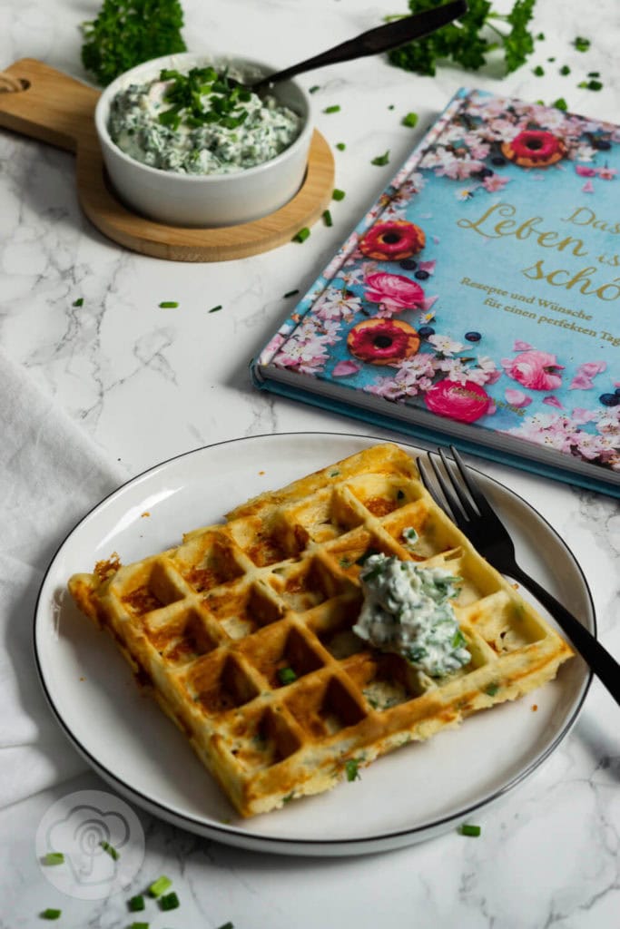 Käsewaffeln 2 Rezept für herzhafte Käsewafffeln. Egal ob zum Abendessen, Mittagessen oder Brunch. Diese pikanten Waffeln mit Käse und Kräutern schmecken immer. Dazu passen Kräuterquark, Salat oder ein Dip. Küchentraum & Purzelbaum