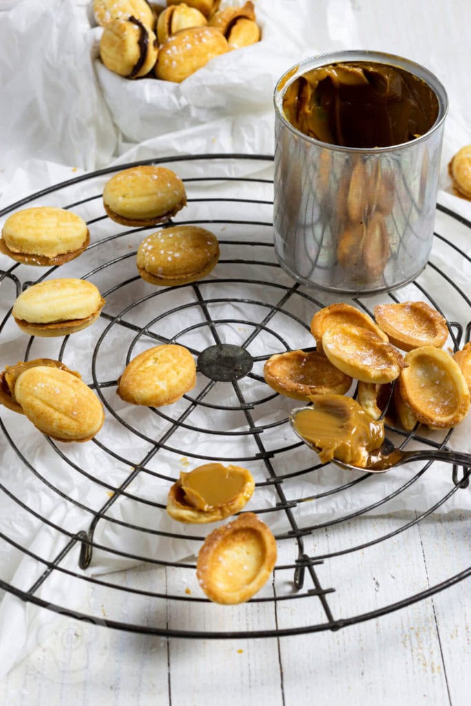 Oreschki mit Dulce de leche 5 Kennt ihr Oreschki? Das sind russische Zaubernüsse, gefüllt mit einer leckeren Karamellcreme/Dulce de leche. Ich habe für euch ein original russisches Rezept. Küchentraum & Purzelbaum