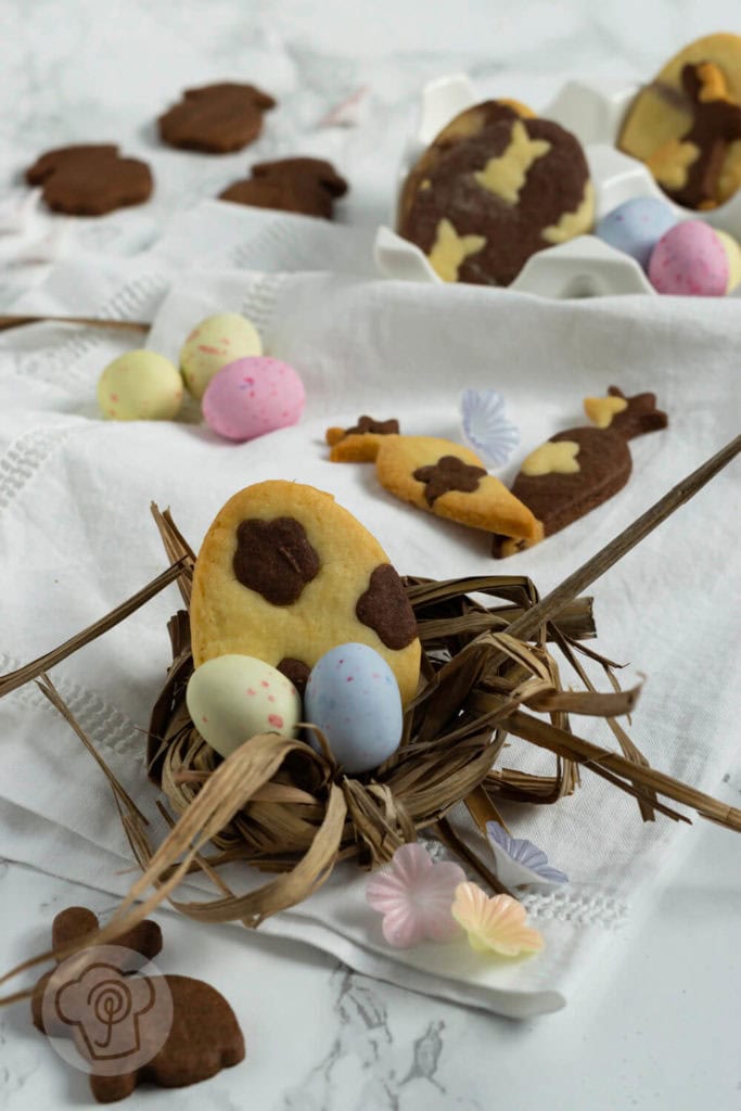 Zweifarbige Osterkekse 2 Rezept zum Backen: Osterkekse zweifarbig. Leckere marmorierte Osterkekse mit schwarzem und weißen Teig. Probiert die leckeren schwarz-weiß Kekse doch einfach mal aus. Küchentraum & Purzelbaum