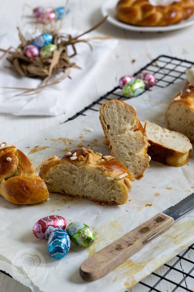 Geflochtener Osterzopf 10 Rezept zum Backen: Osterzopf aus Hefeteig. Probiert doch mal aus, einen 4 Strang Zopf zu flechten oder kleine Osternester. So wird der Osterbrunch lecker. Küchentraum & Purzelbaum