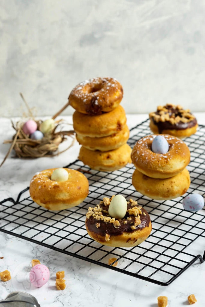 Salted Caramel Donuts aus dem Backofen 2 Rezept zum Backen: Mögt ihr Donuts und salted caramel? Dann sind diese Donuts aus dem Backofen mit Salzkaramell genau das Richtige für euch. Küchentraum & Purzelbaum