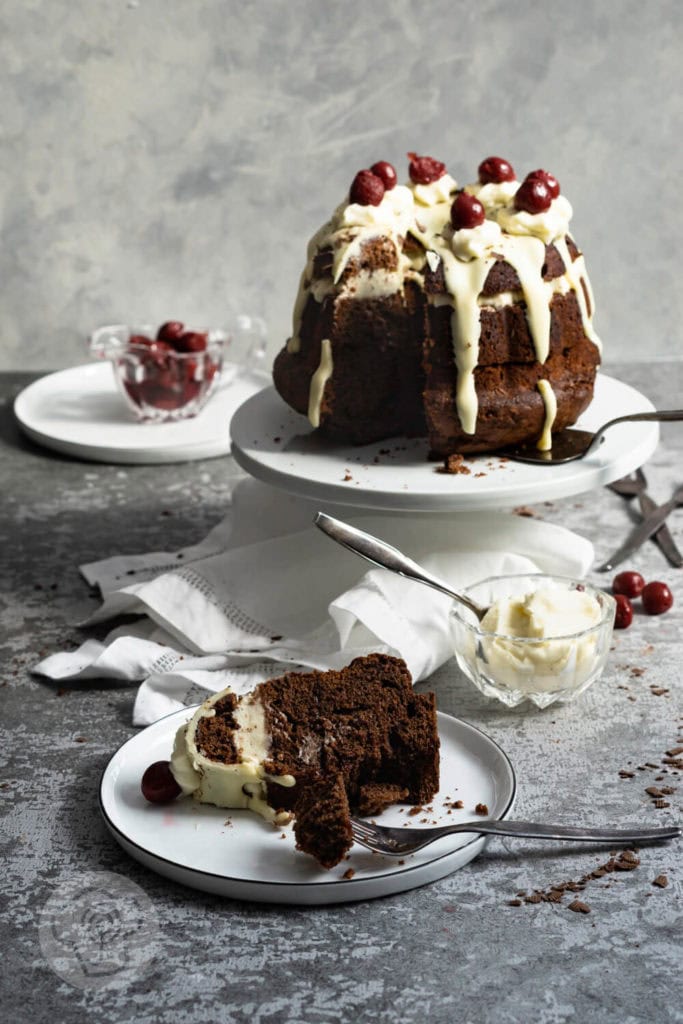 Schwarzwälder Kirsch Gugelhupf 6 Rezept zum Backen. Schwarzwälder Kirsch Gugelhupf. Eine Neuinterpretation der klasischen Schwarzwälder Kirsch Torte. Probiert doch diesen einfachen und leckeren Kuchen mit Kirschen und weißer Schokoglasur einfach aus. Küchentraum & Purzelbaum