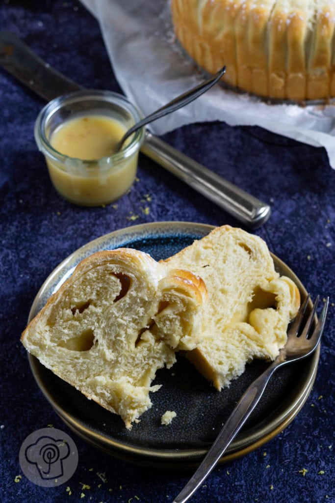 Wollknäuel Brot mit Lemon Curd 8 Rezept zum Backen: Hefezopf mal in einer anderen Form, nämlich als Wollknäuel Brot bzw. Woolroll bread. Gefüllt mit einem leckeren Lemon Curd ohne Ei. Diesen Foodtrend solltet ihr mal probieren! Küchentraum & Purzelbaum