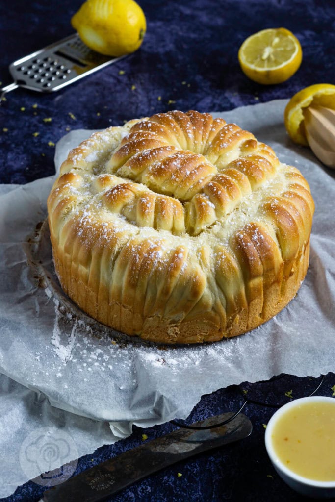 Wollknäuel Brot mit Lemon Curd 7 Rezept zum Backen: Hefezopf mal in einer anderen Form, nämlich als Wollknäuel Brot bzw. Woolroll bread. Gefüllt mit einem leckeren Lemon Curd ohne Ei. Diesen Foodtrend solltet ihr mal probieren! Küchentraum & Purzelbaum