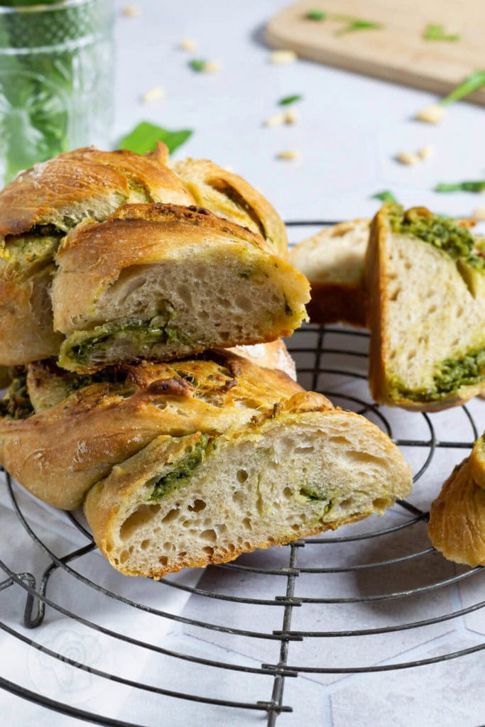 Herzhafter Hefezopf mit Bärlauch 4 Rezept zum Backen. Herzhafter Bärlauch Brioche-Hefezopf mit veganem Bärlauchpesto. Das Brot auf leckerem Hefeteig schmeckt nicht nur zum Grillen toll. Küchentraum & Purzelbaum