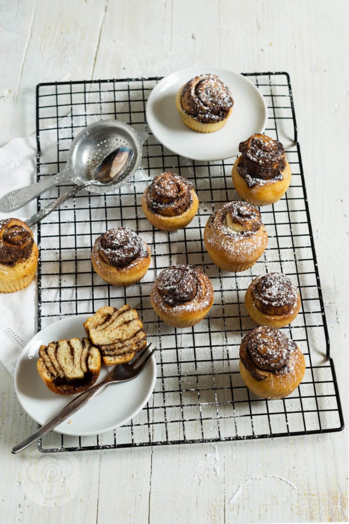 Hefeschnecken mit Schokolade 2 Rezept zum Backen. Süße Hefeschnecken in Muffinform mit Nutella. Diese leckeren Schnecken aus fluffigem Hefeteig mit einer feinen Schokofüllung müsst ihr ausprobieren. Küchentraum & Purzelbaum
