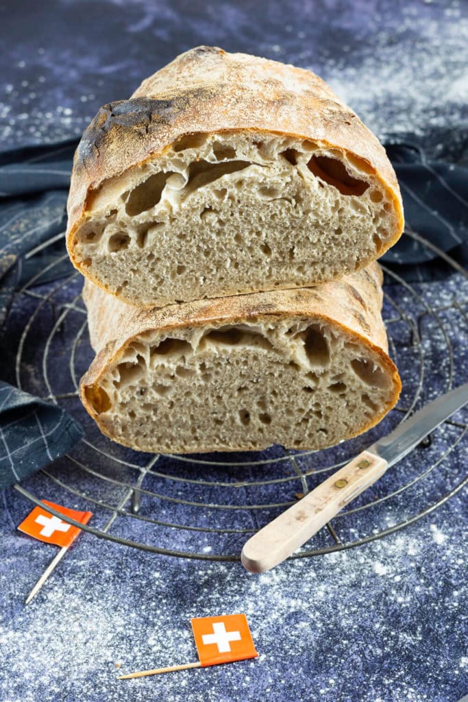 Solothurner Brot mit Dinkel 3 Rezept zum Backen. Dieses tolle und luftige Solothurner Brot müsst ihr unbedingt mal probieren. Durch Sauerteig wird es schön aromatisch. Typisch für das Brot ist die Kropfbildung an der Seite. Erfahrt außerdem, was Solothurn mit der Zahl 11 zu tun hat. Küchentraum & Purzelbaum