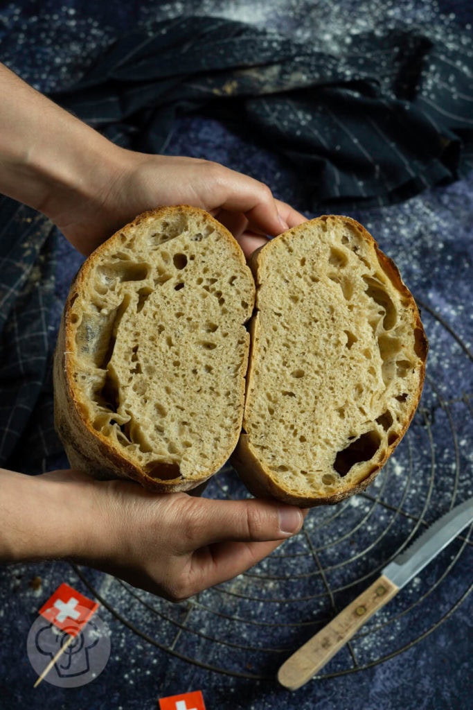 Solothurner Brot mit Dinkel 5 Rezept zum Backen. Dieses tolle und luftige Solothurner Brot müsst ihr unbedingt mal probieren. Durch Sauerteig wird es schön aromatisch. Typisch für das Brot ist die Kropfbildung an der Seite. Erfahrt außerdem, was Solothurn mit der Zahl 11 zu tun hat. Küchentraum & Purzelbaum