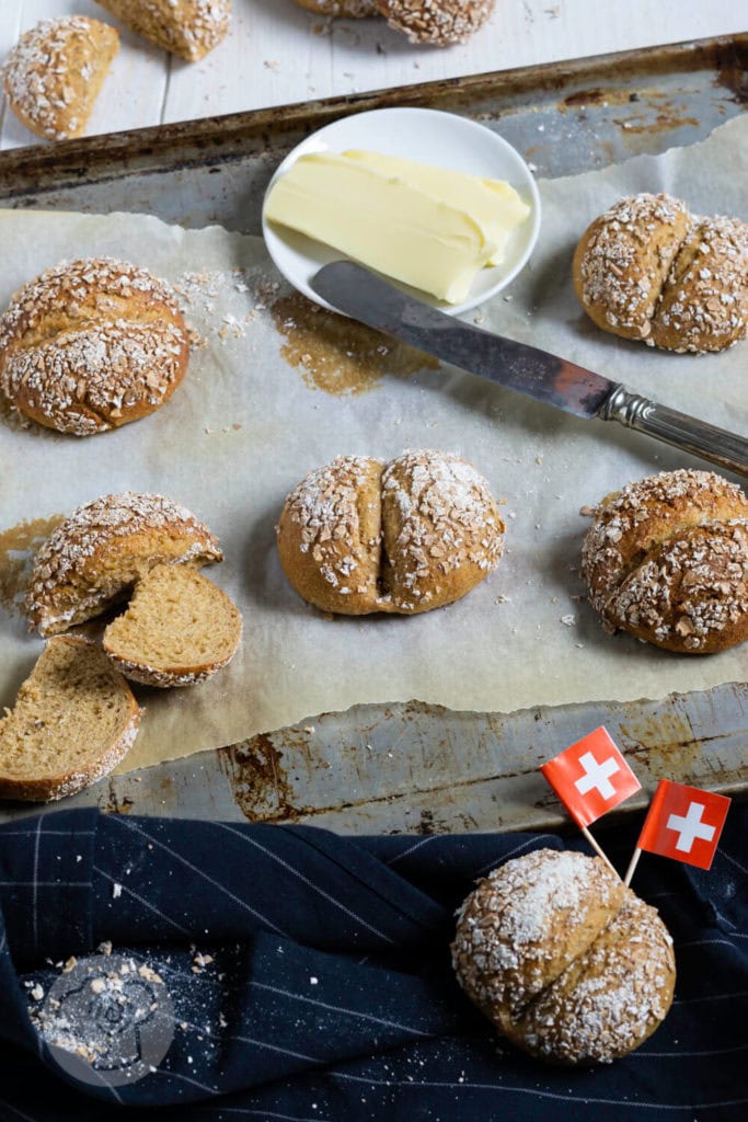 Dinkelvollkorn Weggli 4 Rezept zum Backen. Vollwertige Dinkelvollkorn Weggli. Diese leckeren Brötchen mit Hefeteig sind einfach zu machen und schmecken der ganzen Familie. Ein weiterer Pluspunkt: Sie sind nicht nur lecker, sondern auch gesund. Küchentraum & Purzelbaum