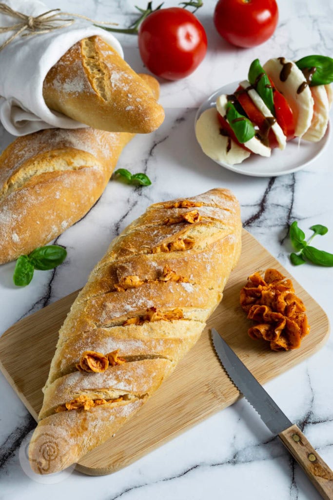 Dinkel Baguette mit Grillbutter 4 Rezept zum Backen. Das Dinkel Baguette passt hervorragend als Brot zum Grillen. Zusammen mit leckerer Grillbutter hast du eine tolle Alternative zu Kräuter- und Knoblauchbaguette. Küchentraum & Purzelbaum