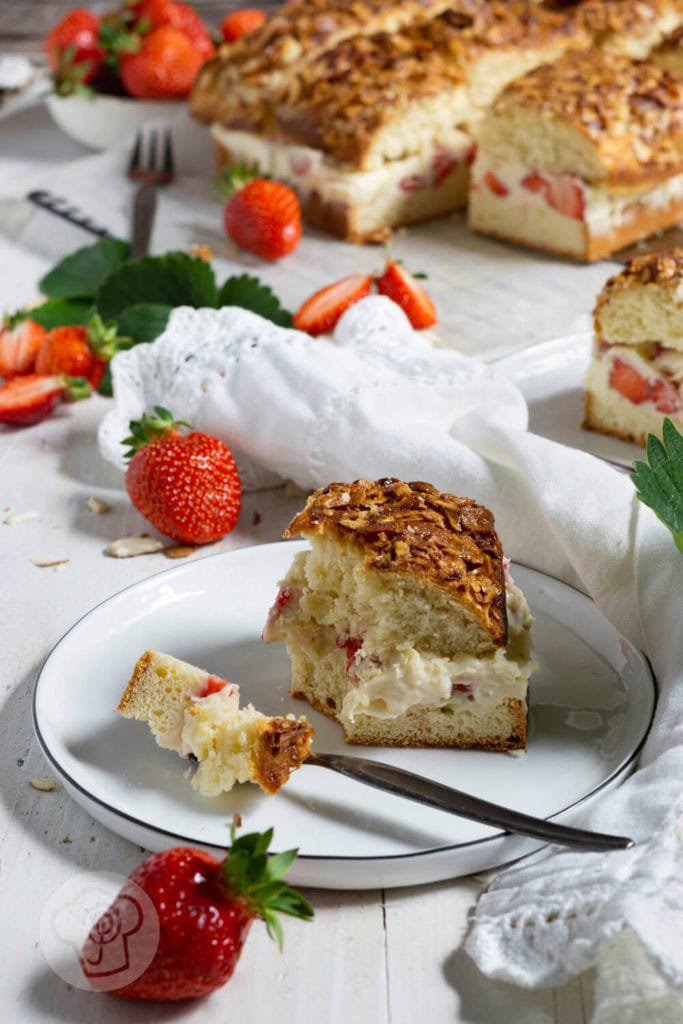 Bienenstich mit Erdbeeren 5 Rezept zum Backen. Du magst Erdbeeren und du magst Bienenstich? Dann musst du diesen fruchtigen Bienenstich mit Erdbeeren unbedingt ausprobieren. Eine sommerliche Interpretation des Klassikers mit Hefeteig. Küchentraum & Purzelbaum