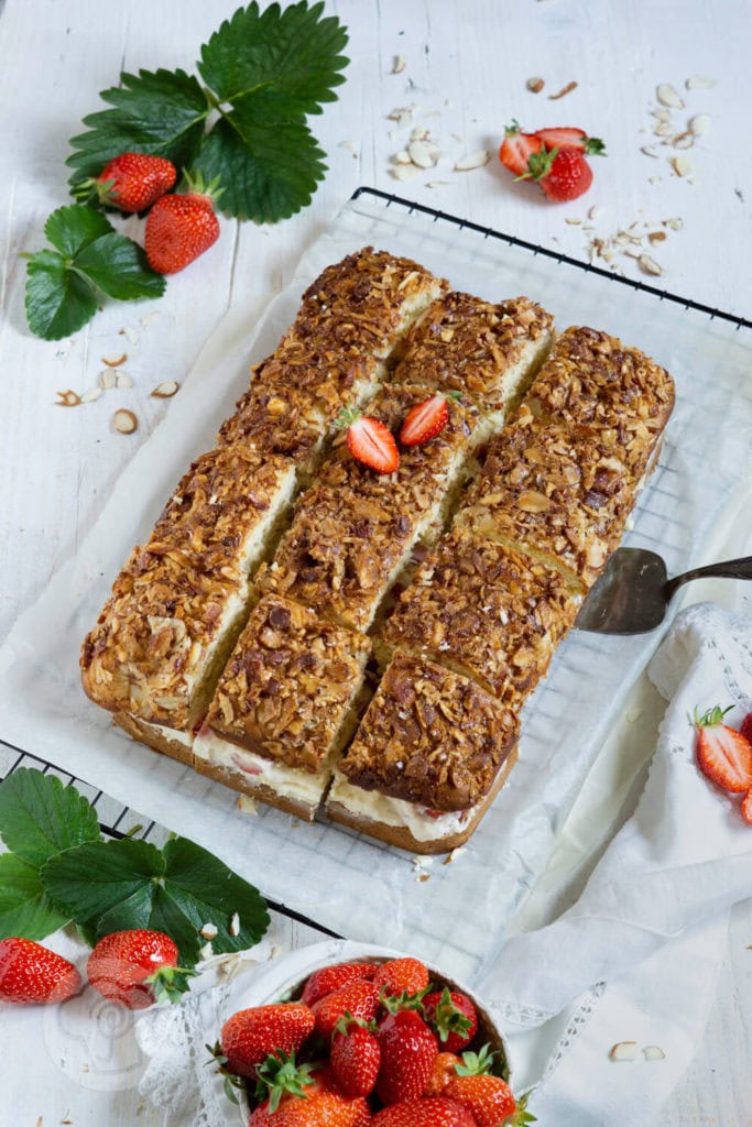 Bienenstich mit Erdbeeren 2 Rezept zum Backen. Du magst Erdbeeren und du magst Bienenstich? Dann musst du diesen fruchtigen Bienenstich mit Erdbeeren unbedingt ausprobieren. Eine sommerliche Interpretation des Klassikers mit Hefeteig. Küchentraum & Purzelbaum