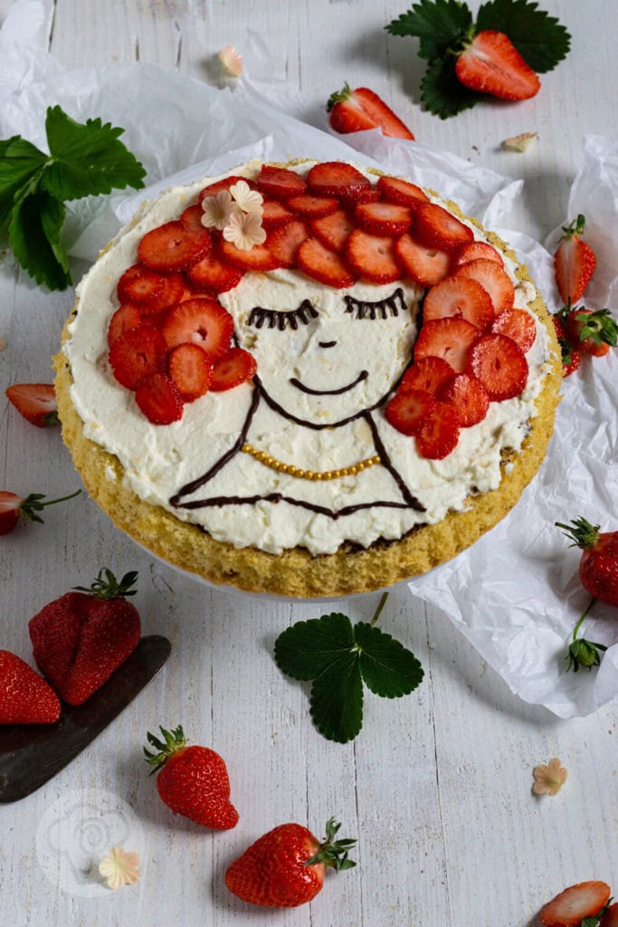 Torte mit Gesicht - Facecake 3 Rezept zum Backen. Diese fruchtige Torte mit Gesicht und lockerem Biskuit zaubert deinen Gästen garantiert ein Lächeln ins Gesicht. Zusammen mit Schokolade und Sahne entsteht eine schnelle und einfache Erdbeertorte. Küchentraum & Purzelbaum