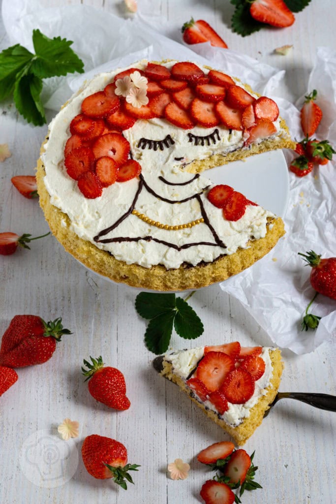Torte mit Gesicht - Facecake 6 Rezept zum Backen. Diese fruchtige Torte mit Gesicht und lockerem Biskuit zaubert deinen Gästen garantiert ein Lächeln ins Gesicht. Zusammen mit Schokolade und Sahne entsteht eine schnelle und einfache Erdbeertorte. Küchentraum & Purzelbaum