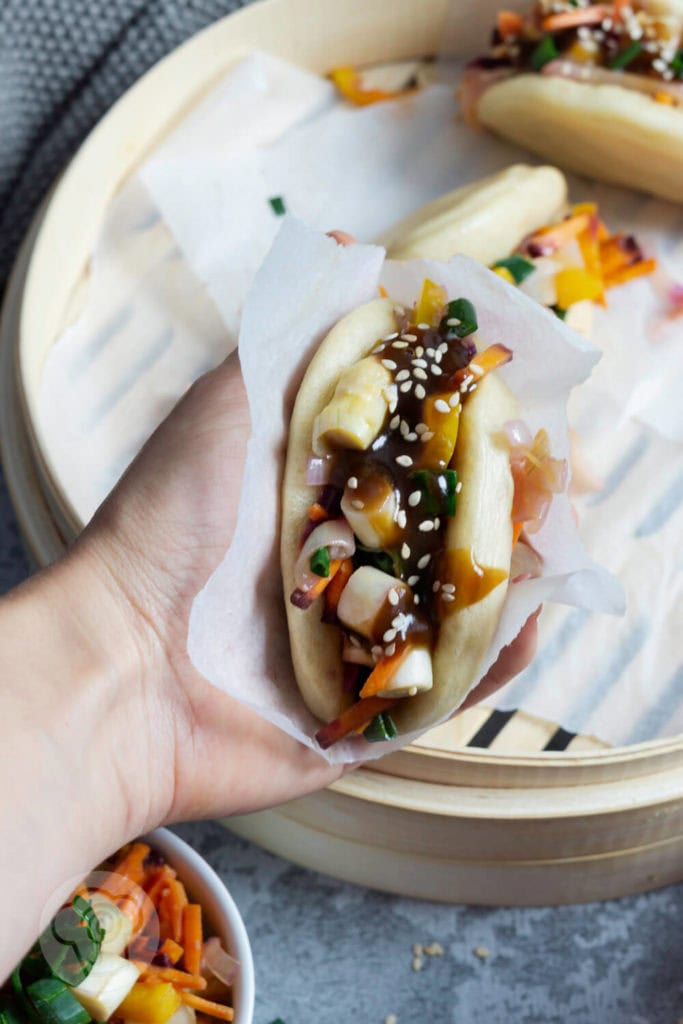 Gua Bao Burger - vegetarisch 5 Bao Buns sind gedämpfte asisatische Teigtaschen, die als Grundlage für den Gua Bao Burger dienen. Ich zeige dir hier, wie du die leckeren Brötchen ganz einfach selber machen kannst um daraus einen vegetarischen Burger zu zaubern. Küchentraum & Purzelbaum