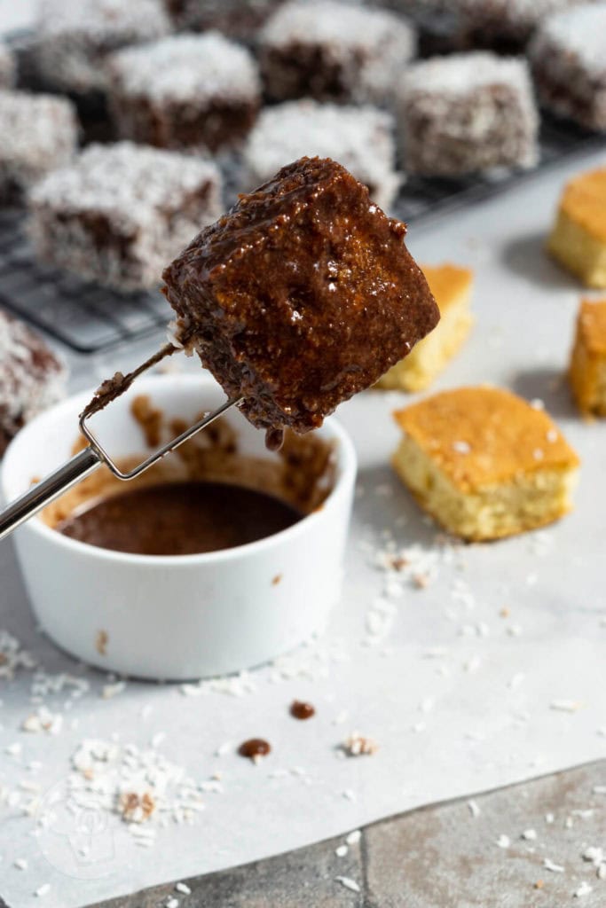 Australische Lamingtons 3 Rezept zum Backen. Einfaches Rezept für leckere Lamingtons. Diese kleinen Kuchenwürfel mit Schokoglasur und Kokos musst du probieren. Hol dir ein Stück Australien nach Hause. Hier in Europa kennt man sie auch als Kokoswürfel und Cupavci. Küchentraum & Purzelbaum