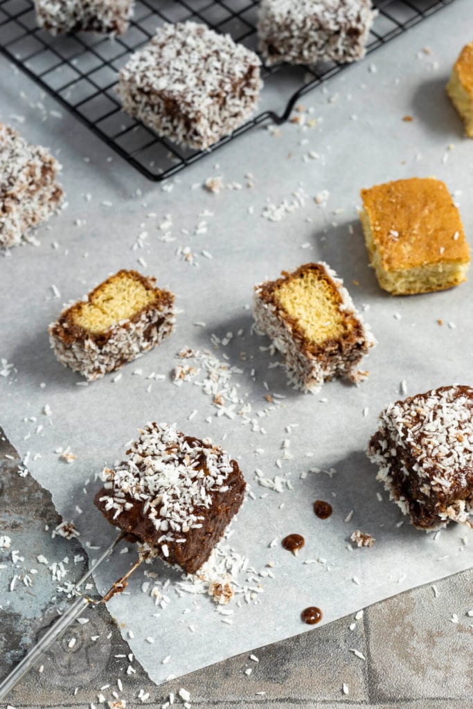 Australische Lamingtons 5 Rezept zum Backen. Einfaches Rezept für leckere Lamingtons. Diese kleinen Kuchenwürfel mit Schokoglasur und Kokos musst du probieren. Hol dir ein Stück Australien nach Hause. Hier in Europa kennt man sie auch als Kokoswürfel und Cupavci. Küchentraum & Purzelbaum